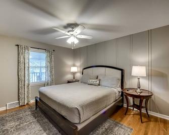 Quiet Comfort: 5 Br & 2.5 Ba, 6 Tvs, Pet Friendly - Radcliff - Bedroom