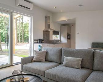 Modern chalet with air conditioning, on a holiday park at 12 km. from Eindhoven - Mierlo - Soggiorno