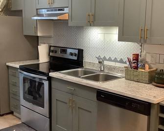 Central and Comfy Loft - Kamloops - Kitchen