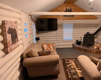 Cozy cabin, private 10 acres close to ATV trail & lake - Kalkaska - Huiskamer