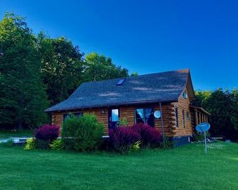 Gorgeous Views of Garden Golf Course from this Rustic Log Cottage - Golf, Fish, Hunt, Hike, Bike Central U.P. 1 HR to Pictured Rocks. - Garden - Building