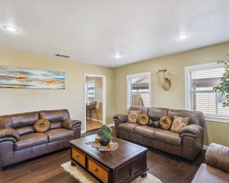 Quaint Midland Home about 1 Mi to Downtown! - Midland - Living room