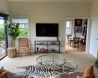Private oasis with gorgeous city views, large deck. - Sausalito - Living room