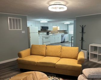 Charming 2-bedroom apartment with new queen beds, AC , Great kitchen! Porch - Wabash - Huiskamer