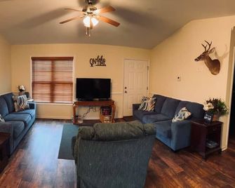 Charming 2-bedroom lakehouse with HVAC in cozy Roxboro - Roxboro - Obývací pokoj