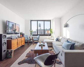 Doorman! High Floor! Views! Elevator! Free Gym! - New York - Living room