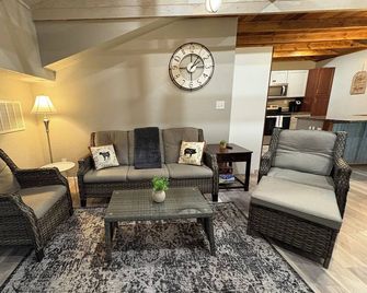 The Goat Shack Waterfront Cabin on Stocked Pond minutes to Downtown Lufkin - Lufkin - Huiskamer