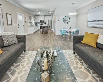 Pinewood Cottage 2 Bedroom Home by RedAwning - Rosemary Beach - Sala de estar