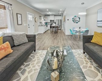 Pinewood Cottage 2 Bedroom Home by RedAwning - Rosemary Beach - Sala de estar