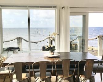 Oceanfront Oasis Spacious 3-Bedroom, 2-Bath Retreat for 12 Linens Included - Old Saybrook - Eetruimte