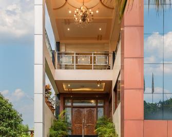 Hotel Manju Palace - Nanded - Building