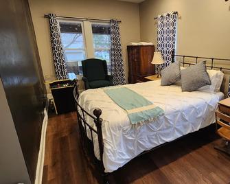 Newly Renovated Home with Hot tub & 2 Blocks from Town Square - Woodstock - Bedroom