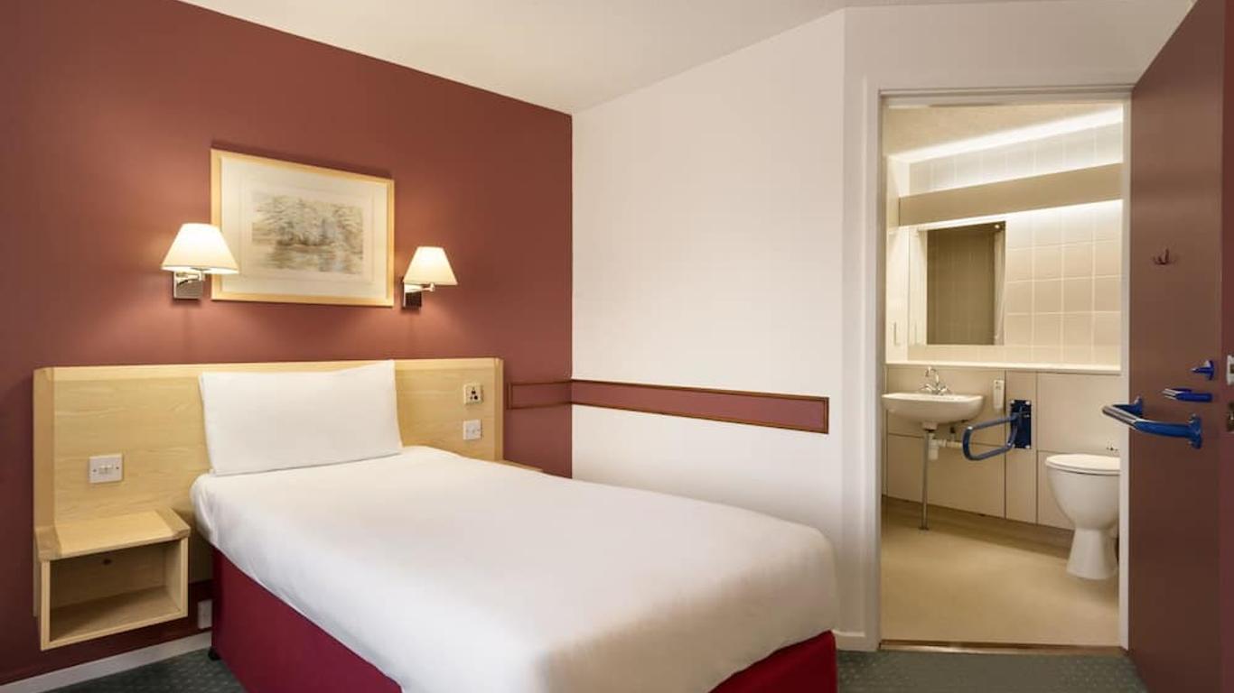 Days Inn by Wyndham Bradford M62