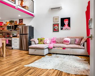 Unique Barbie-Themed Pink Cabin in Black Mountain, North Carolina - Black Mountain - Living room
