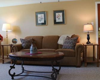 Cowtown Hideout Garden Level - Miles City - Living room
