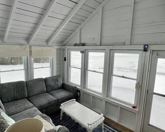 Charming, lake-front, 2-bedroom cabin with AC, WiFi in superb Derby - Derby - Living room