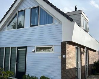 Luxe vrijstaande woning Met een royale tuin op zuiden - Lemmer - Building