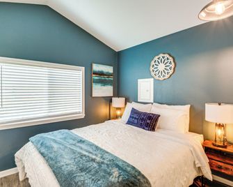 11 Mi to Port Townsend Ferry: Cottage w/ View! - Port Hadlock - Bedroom