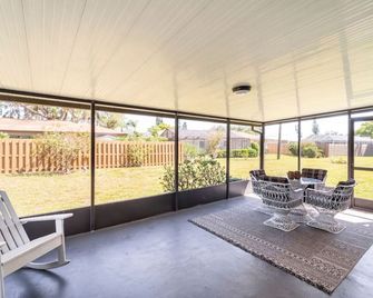 Sunny Cottage with lanai and garage, only 4 miles from Siesta Key - Sarasota - Patio