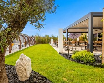 Hotel Restaurant Le Clos Fleuri - Castelnaudary - Patio