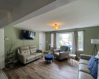 Sebago Lake Home with Mountain & Lake Views - Windham - Sala de estar
