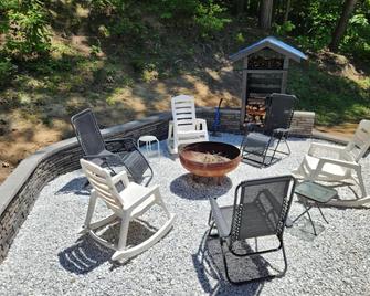 3-bedroom chalet next to skiing, hiking, boating and breweries - Bradford - Patio