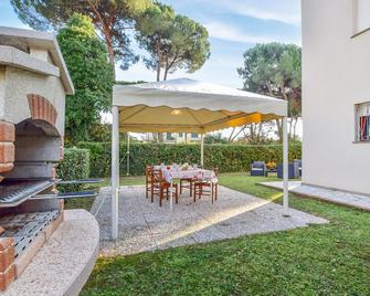 2 Bedroom Lovely Apartment In Lido Di Camaiore - Lido di Camaiore - Innenhof