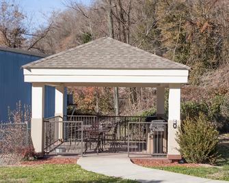 Candlewood Suites Logan - Logan - Патіо