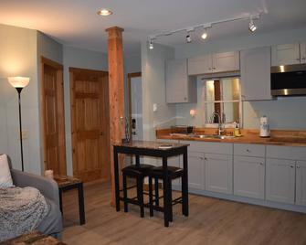 Updated retreat minutes from Sugarloaf - Kingfield - Kitchen
