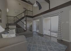 Georgeous Huge 3bdrm Townhome - Bellaire - Living room