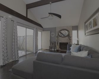Georgeous Huge 3bdrm Townhome - Bellaire - Living room