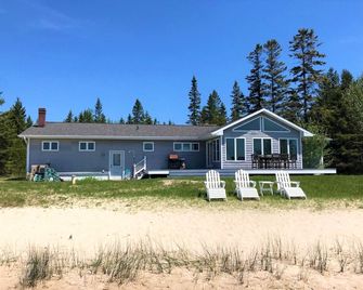 Lake Michigan Beachfront Home~Near Mackinac Ferry - Saint Ignace - Building