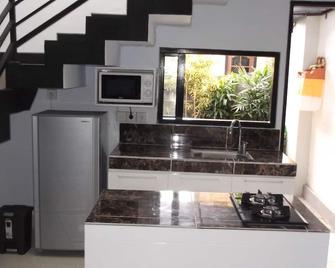 Stunning 3 bedroom villa in the heart of Legian - Kuta - Phòng bếp
