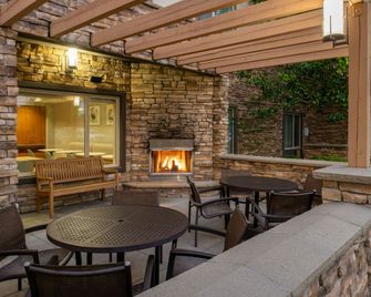 TownePlace Suites by Marriott Redding - Redding - Patio