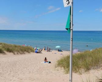 Spring & Summer Adorable Cottage- One Block To Lake Michigan - South Haven - Beach