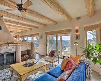 Adobe Home - River & Mtn Views w/ Hot Tub! - Redmond - Living room