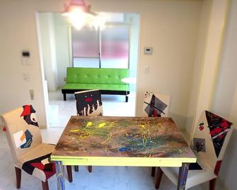 N ° 5 Condominium: First Floor Corner Apartment ; Safe Residential Area. - אוסקה - חדר אוכל