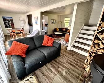Cozy Cottage on Georgian Bay with Stunning View, Close to All Amenities - Owen Sound - Huiskamer