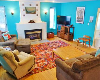 Blue Door Cottage steps from Warren Dunes State Park in charming Harbor Country - Sawyer - Living room