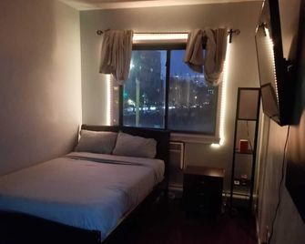 Ambient 2br/2ba For Groups - 15 Min To City - Queens - Bedroom