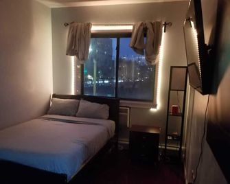 Ambient 2br/2ba For Groups - 15 Min To City - كوينز - غرفة نوم