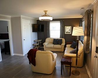 Relax and unwind with deluxe hot tub close to downtown Miamisburg. - Miamisburg - Living room