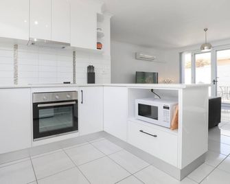 Spacious living, family friendly. Open courtyards. Central location Free Wi fi - Mildura - Keuken