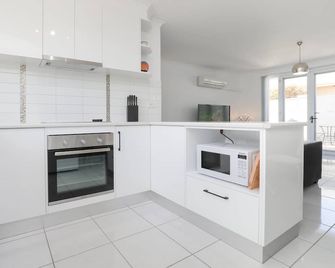 Spacious living, family friendly. Open courtyards. Central location Free Wi fi - Mildura - Küche