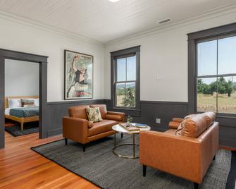 Thatcher Hotel - Hopland - Living room