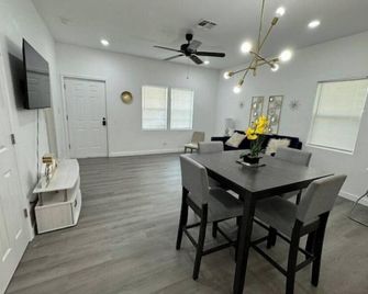 Renovated home 5 min downtown - San Antonio - Salle à manger