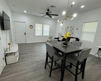 Renovated home 5 min downtown - San Antonio - Comedor