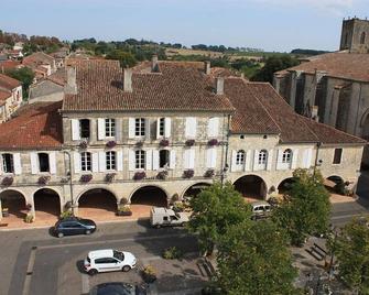 Les 5 Terrasses - Gascony - SW France\nA private pool & a fantastic view ! - Lamothe-Goas - Edificio