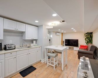 Lovely Elmont Apartment - Walk to Bus Stop! - Elmont - Kitchen