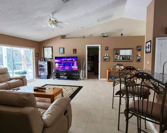 Resort quality all to yourself! Pool, Privacy, Comfort! - Groveland - Living room